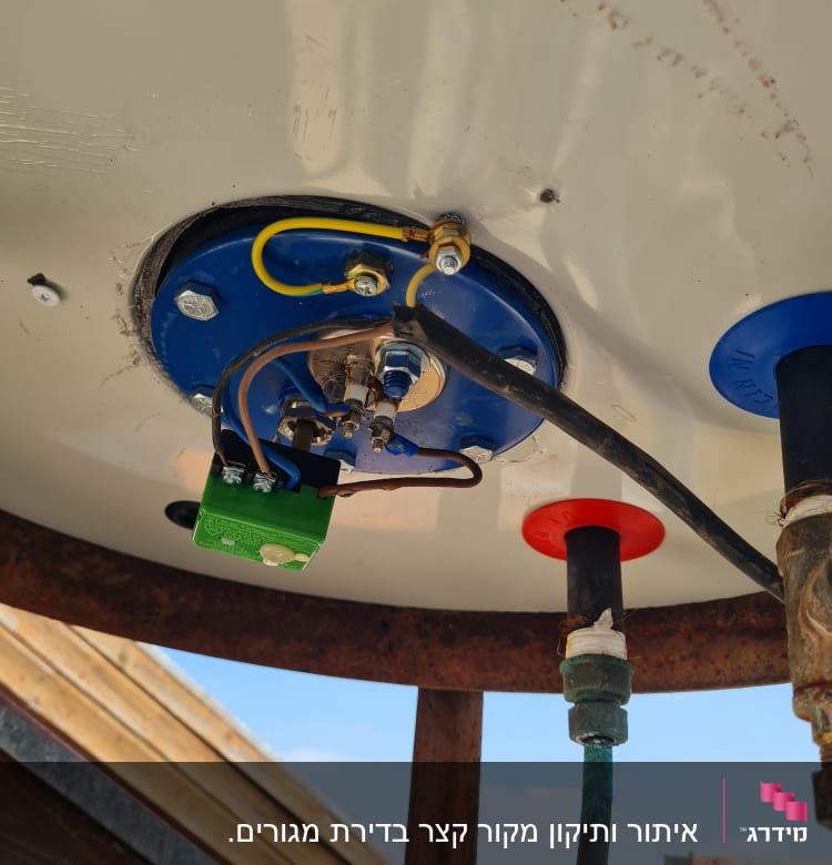 חיבורים חשמליים על לוח כחול עם חוטים צבעוניים